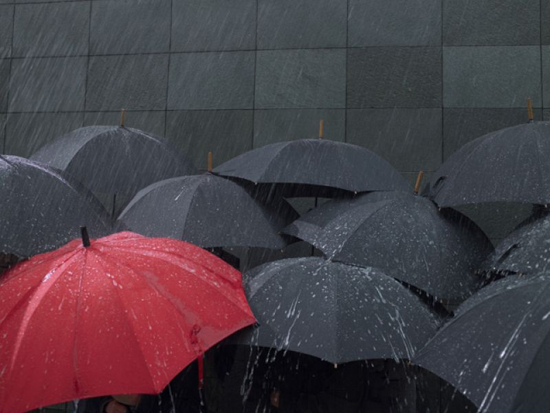 Un frente con lluvias y viento fuerte barrera la península en el puente del Pilar