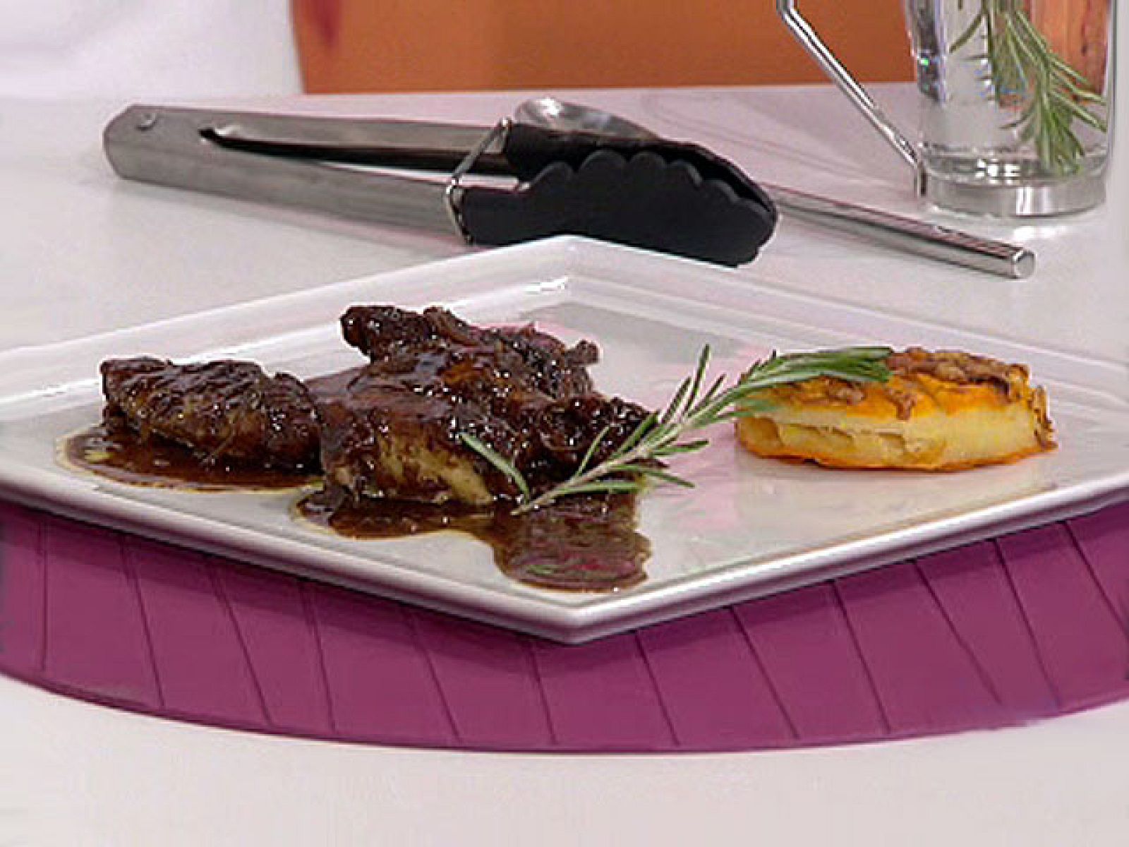 Saber cocinar - Pollo a la miel con pastel de verduras - RTVE Cocina | Ver