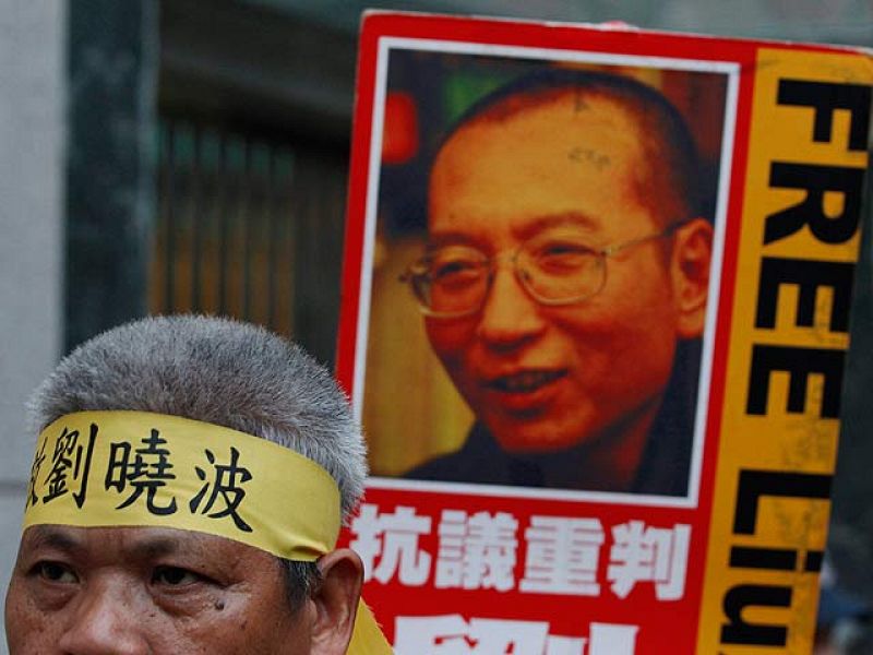 China llama al embajador noruego y detiene a disidentes en respuesta al Nobel a Liu Xiaobo