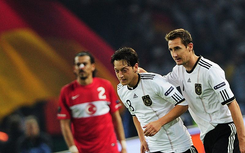 Klose y Özil aniquilan a Turquía, mientras que Italia choca con Irlanda del Norte