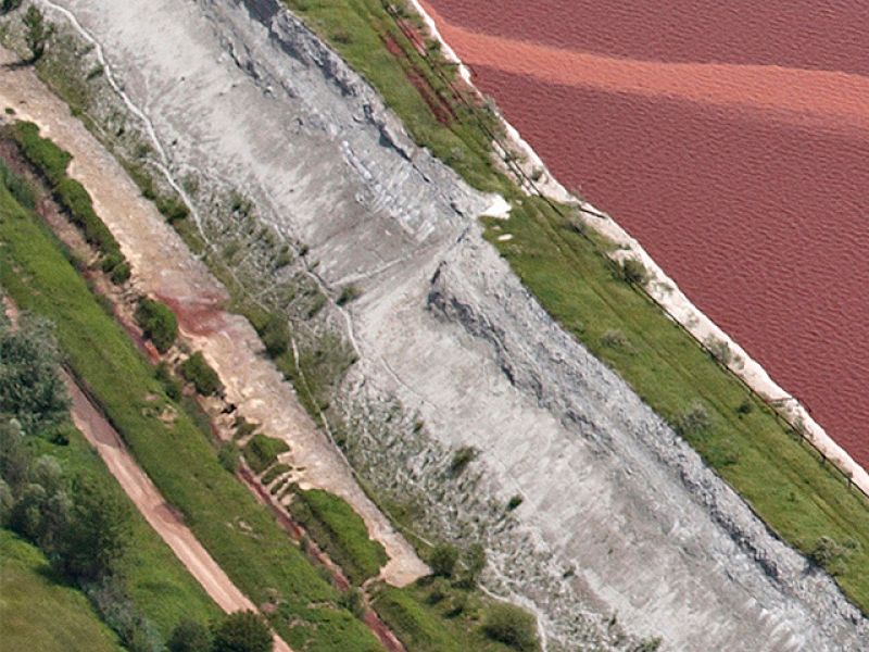 Evacuan la zona del vertido en Hungría ante el riesgo de rotura de la balsa