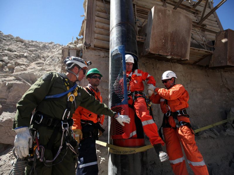 Cronología: Más de dos meses para rescatar a los mineros de Chile