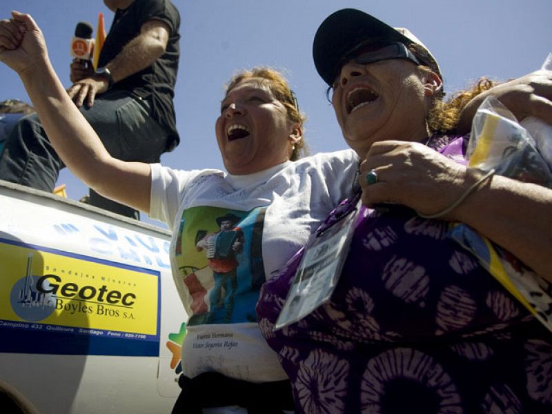 Las bocinas celebran la llegada de la perforadora al refugio de los mineros chilenos atrapados