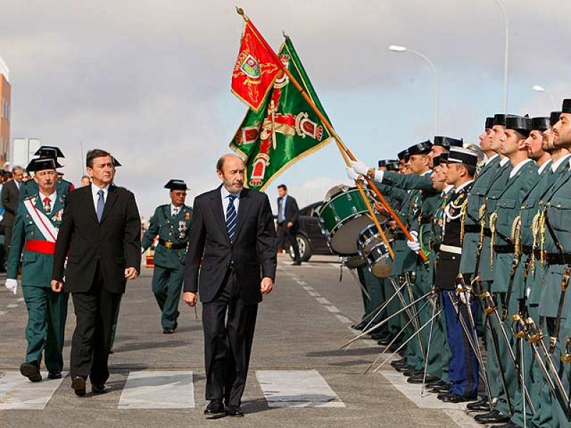 Rubalcaba apuesta por modernizar la Guardia Civil y defiende su régimen militar