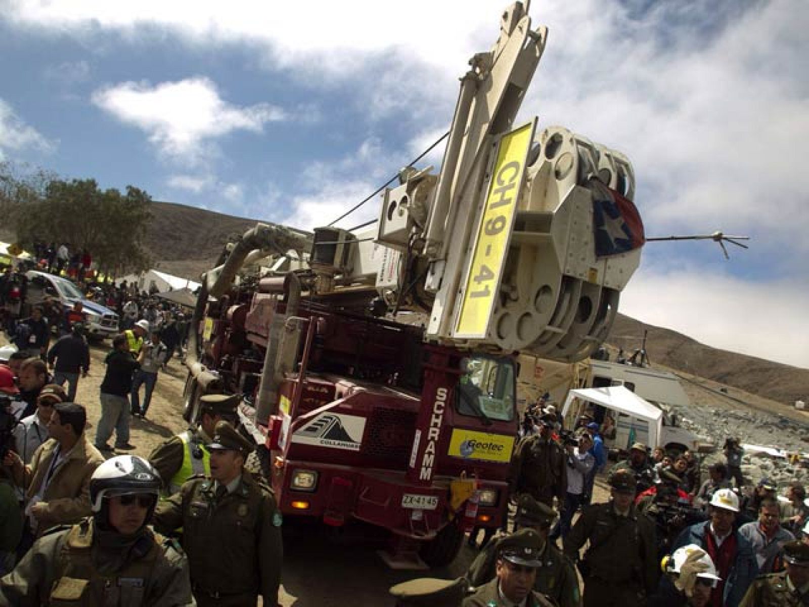 Los familiares de los mineros atrapados se preparan para celebrar su rescate | Ver