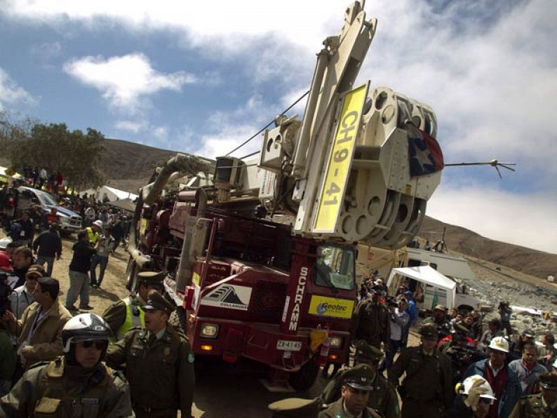 Preparan el dispositivo médico para la atención de los mineros chilenos tras el rescate