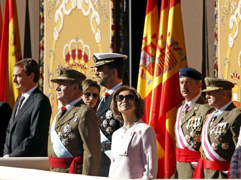 Silbidos y gritos de 'Zapatero, dimisión' durante el desfile militar de la Fiesta Nacional