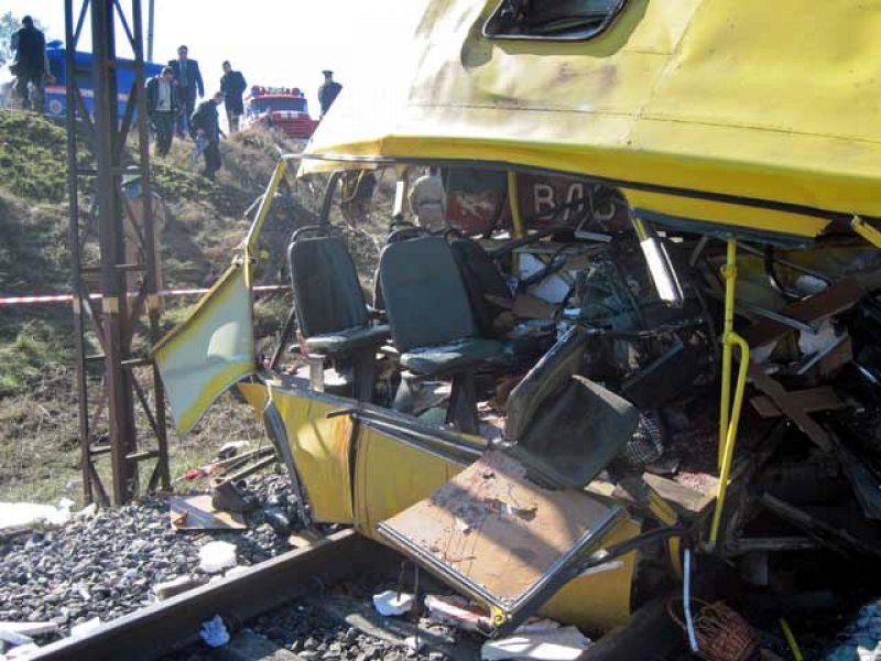 Al menos 43 muertos en la colisión de una locomotora con un autobús en Ucrania