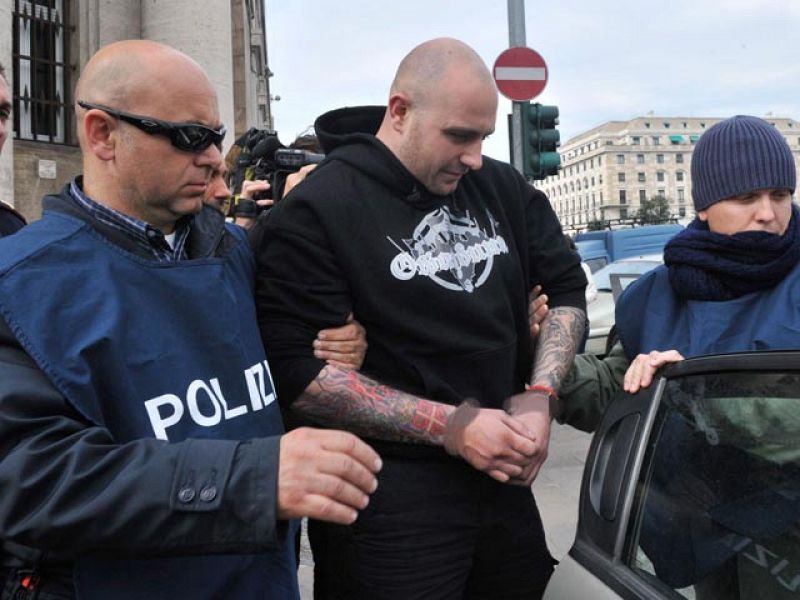 Los ultras serbios siembran el caos en Génova