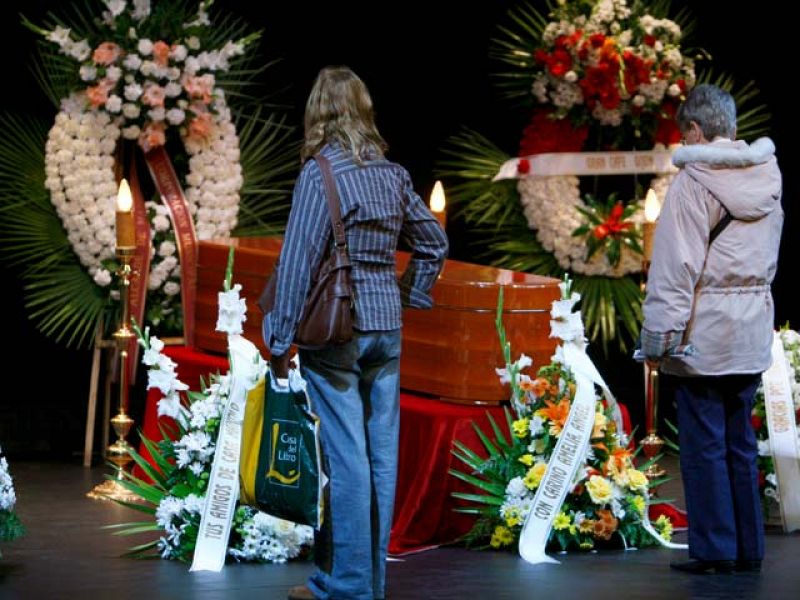 Velando el cadáver de Manuel Alexandre, del que "sólo se pueden decir cosas buenas"