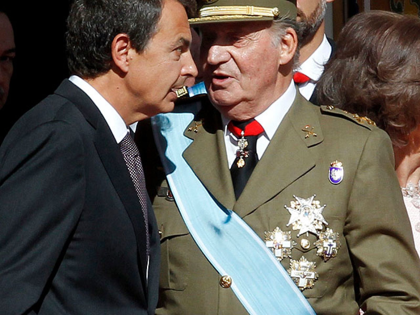 Gritos de "Zapatero dimisión" en el desfile de la Fiesta Nacional | Ver