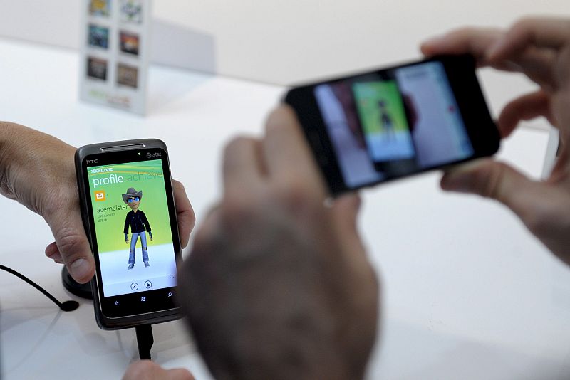 Windows Phone 7 llega con retraso pero sorprende gratamente