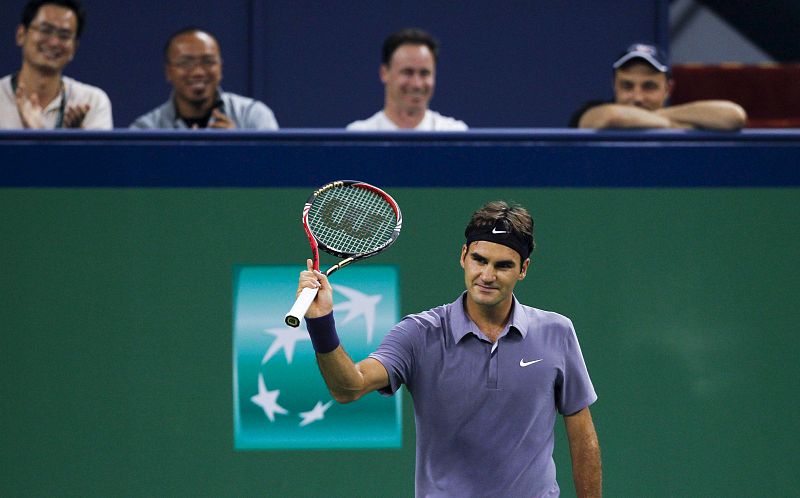 Federer ni se inmuta ante el 'cañonero' Isner