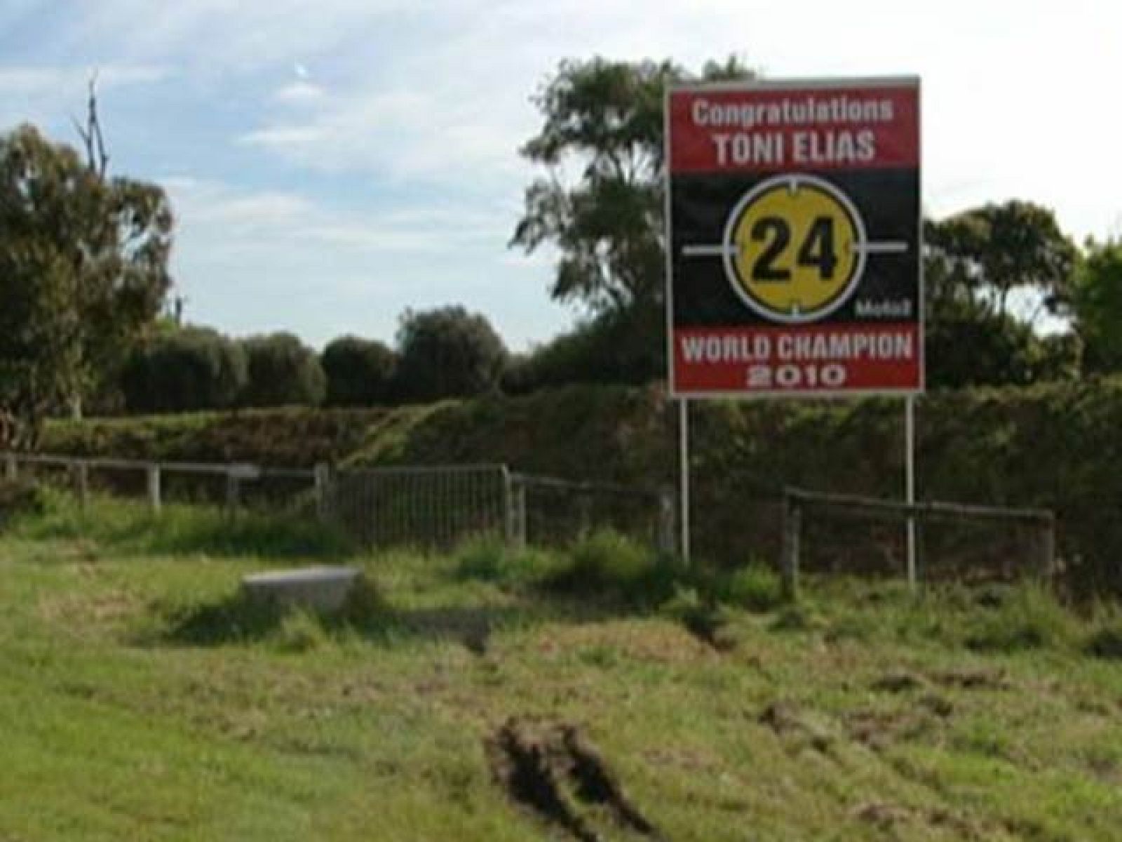 La familia australiana que ha acogido a Toni Elías durante los últimos cuatro años ha sorprendido al piloto español con un gran cartel dedicado a su título mundial de Moto2.