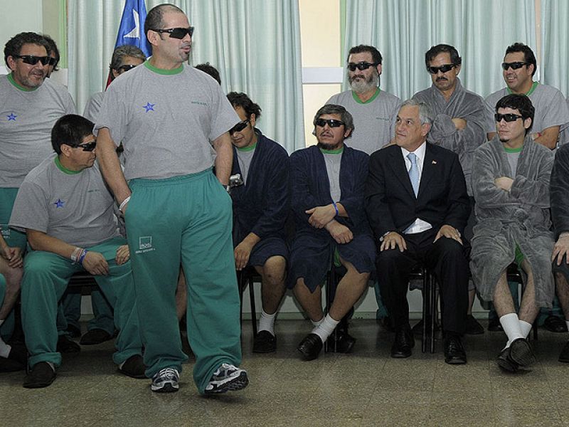 Piñera, a los mineros en el hospital: "Nunca más se trabajará en condiciones tan inhumanas"
