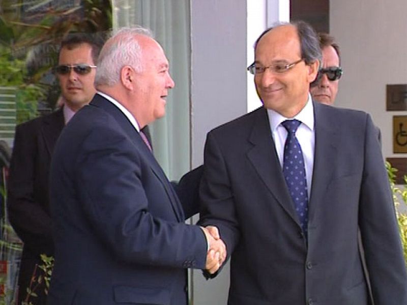 Caruana reta a Moratinos a llevar el litigio de las aguas de Gibraltar a la Corte Internacional