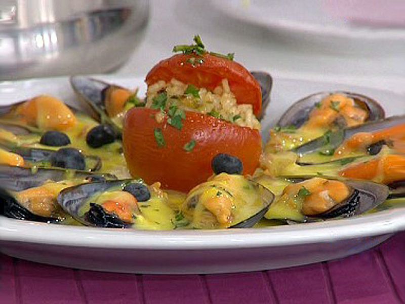 Mejillones al vino blanco con tomates rellenos (15/10/10)