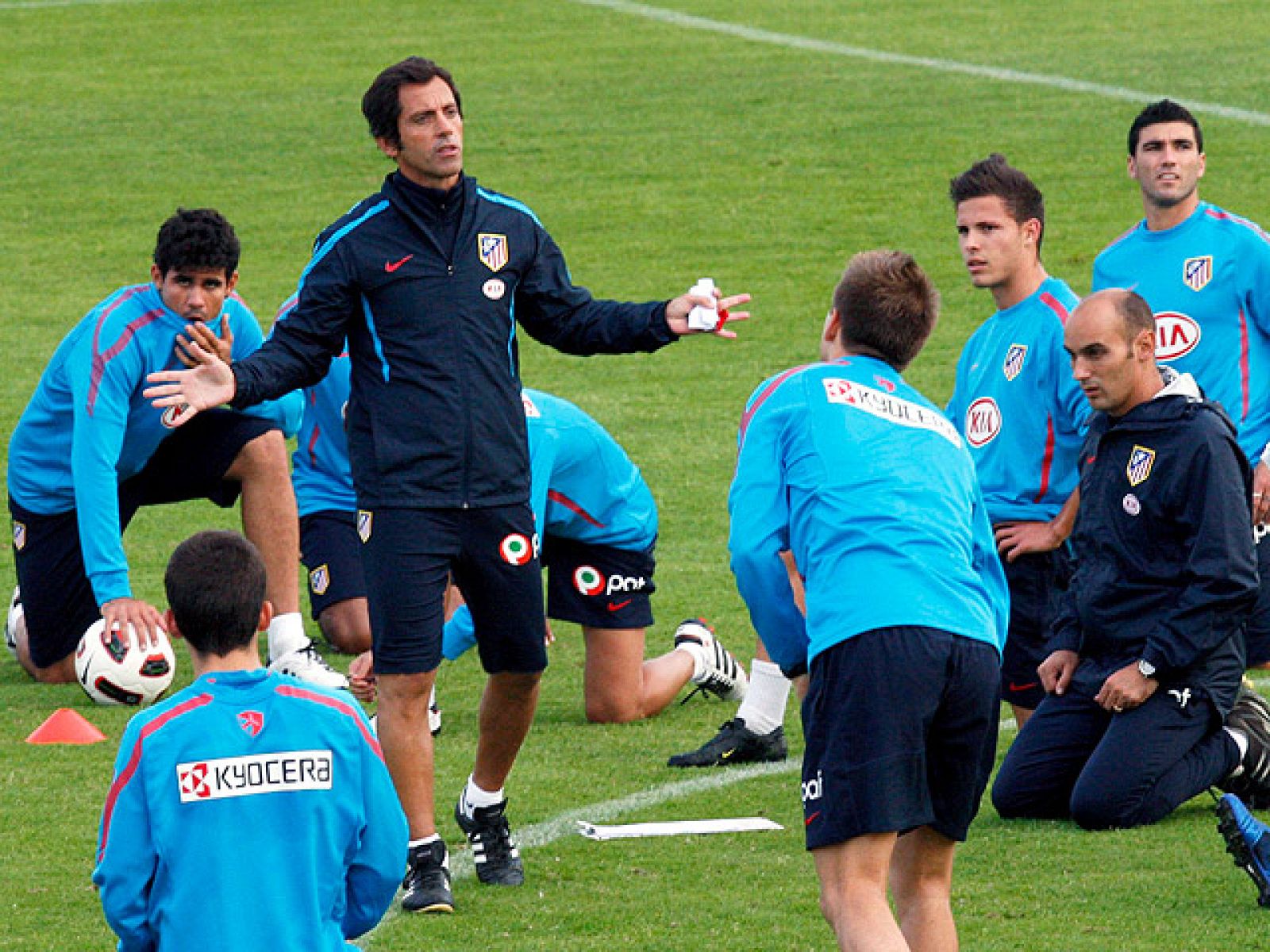 El Atlético de Madrid de Quique Sánchez Flores se enfrenta al Getafe de míchel con la obligación de ganar y dedicarle la victoria al fallecido Arteche.