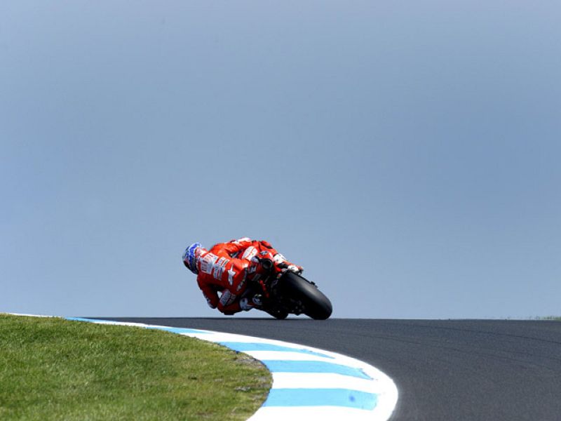 Casey Stoner logra la pole en "casa"