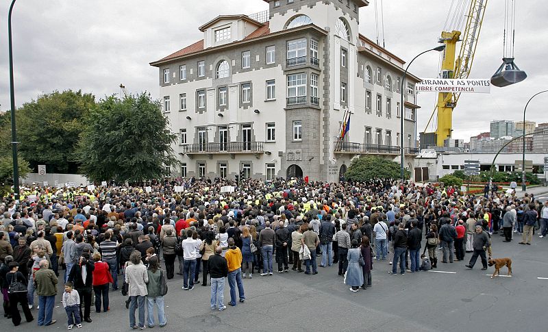 Más de 2.000 personas culminan en A Coruña la marcha negra contra el decreto del carbón