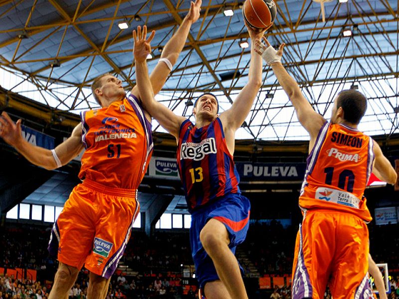 El Barça sigue invicto tras una trabajada victoria en la Fonteta