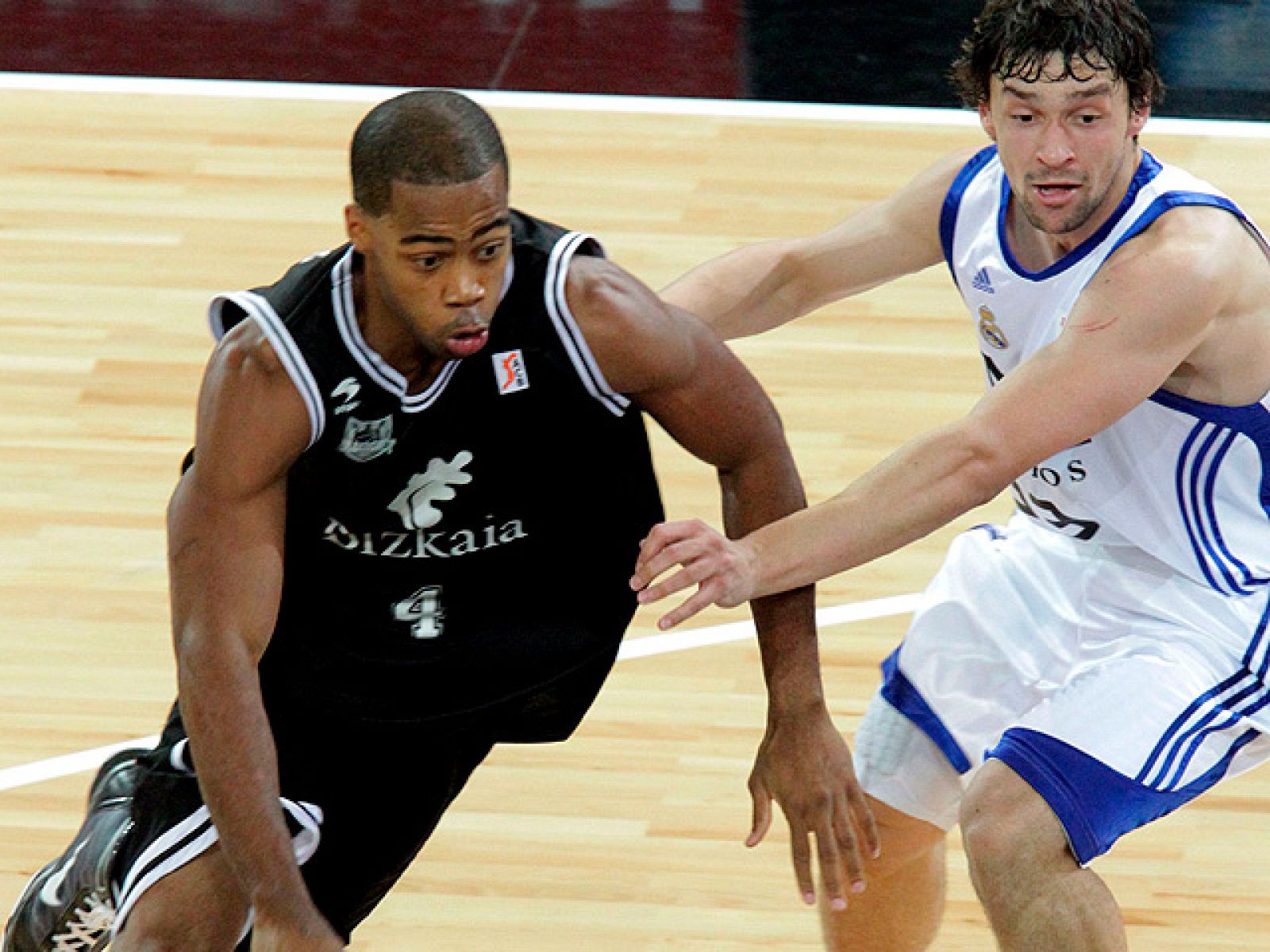 El Real Madrid se impuso por una canasta en la cancha del Bizkaia Bilbao en un intenso partido que mantiene a los blancos invictos en la Liga ACB.