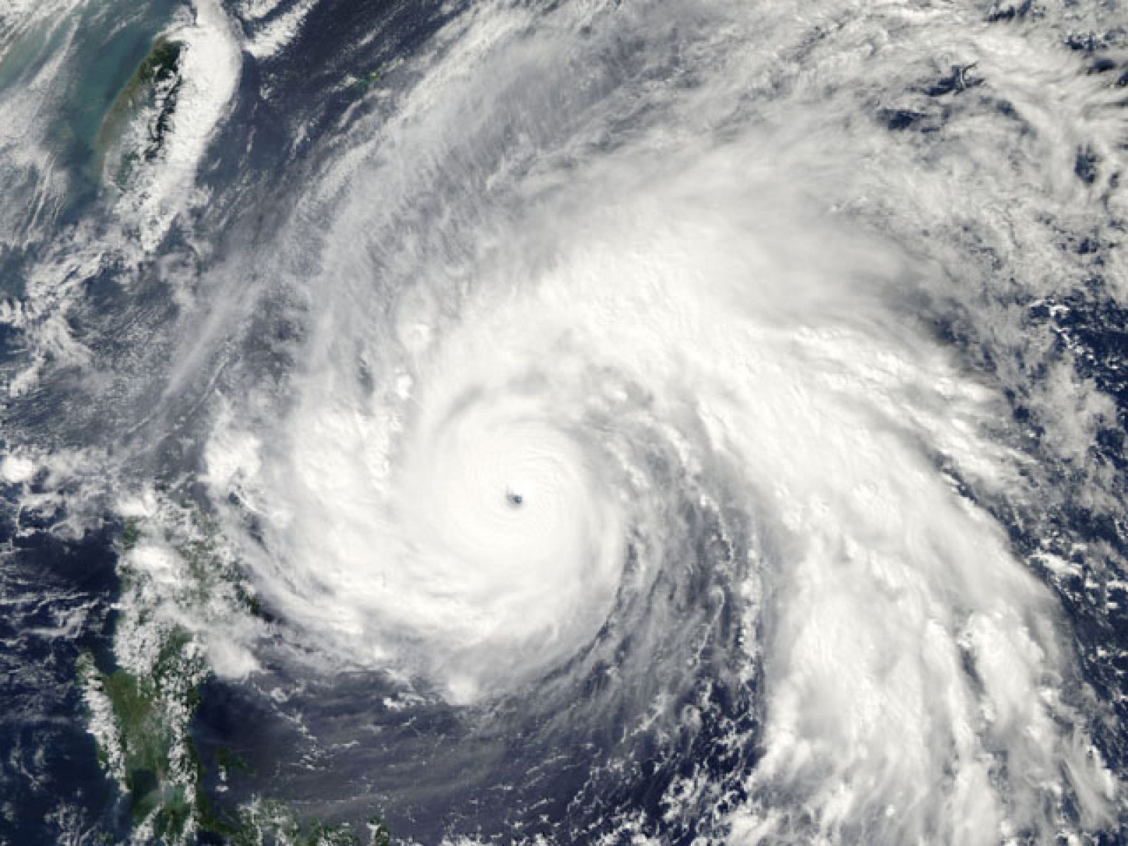 El potente tifón 'Megi' llega al norte de Filipinas