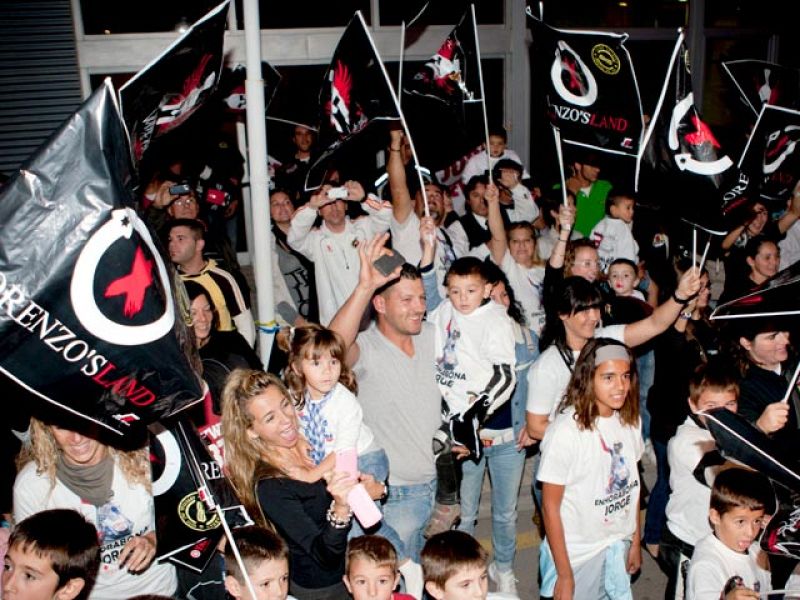 Lorenzo, el "rey de las motos", aclamado por miles de aficionados en su tierra