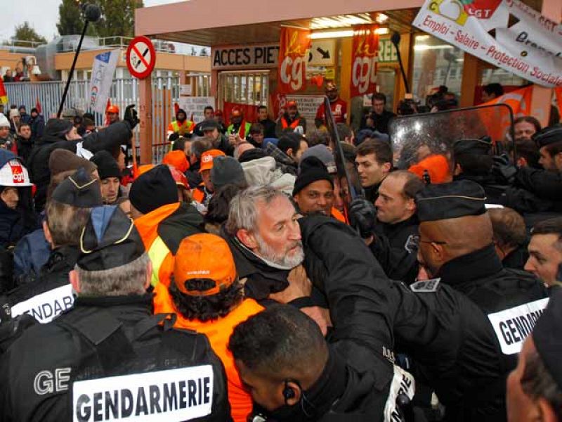La Policía desbloquea una de las mayores refinerías de Francia cerca de París