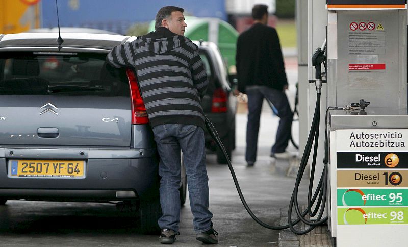 El Gobierno francés se esfuerza en desbloquear los depósitos de combustible
