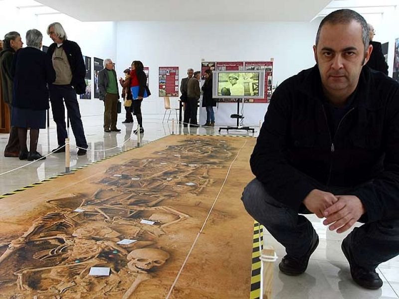 Jueces e historiadores reclaman en Ponferrada que se investiguen los crímenes del franquismo