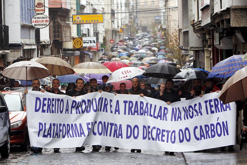 Millares de personas acuden a Ferrol para protestar contra el decreto del carbón