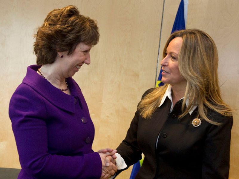 La UE pide a Ashton que inicie contactos con Cuba pero mantiene la posición común