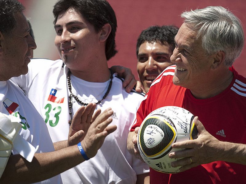 "Viva la vida, vivan los mineros, viva Chile"