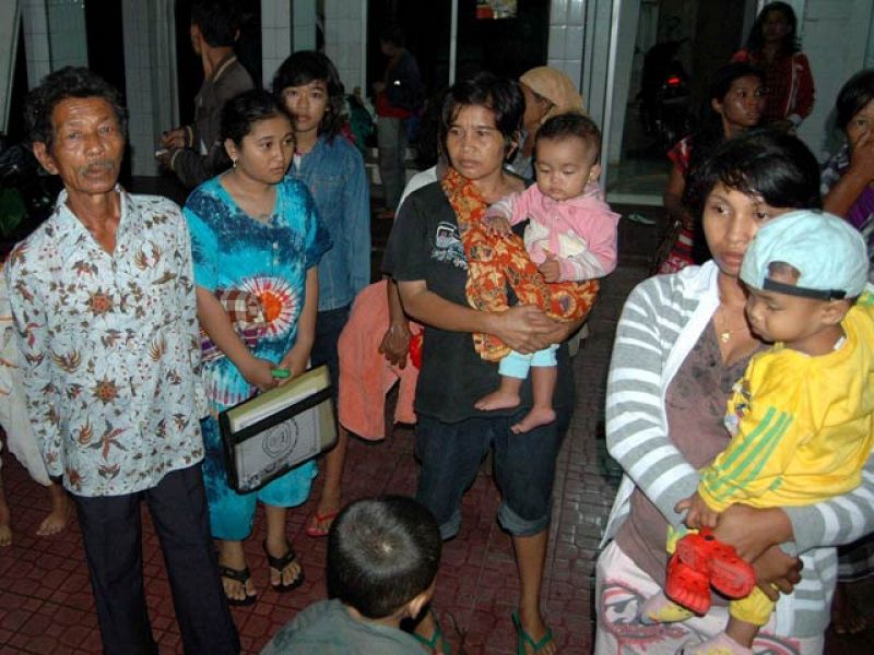 Indonesia teme una tragedia tras un tsunami que deja 108 muertos y cientos de desaparecidos
