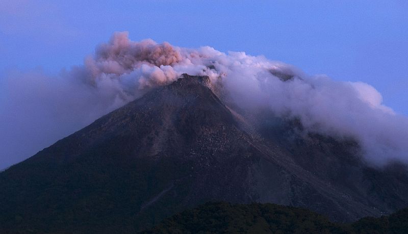 Al menos 16 muertos tras entrar en erupción el volcán Merapi en Indonesia