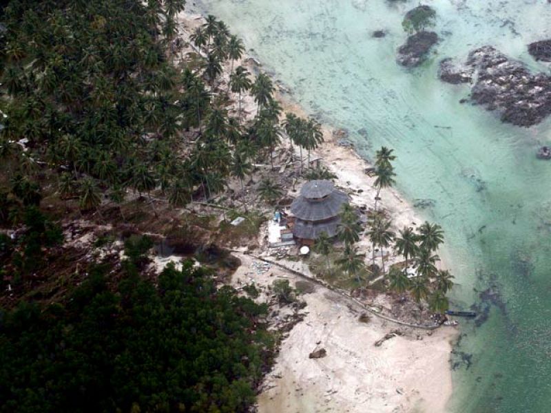 Indonesia eleva a 341 los muertos por el tsunami