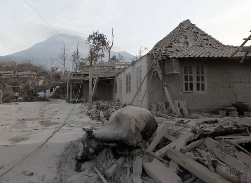 Ascienden a 28 los muertos por la erupción del volcán Merapi en Indonesia