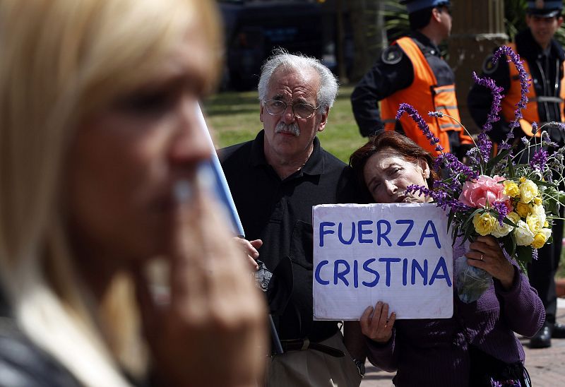 Argentina se sume en la incertidumbre política mientras llora la muerte de Kirchner