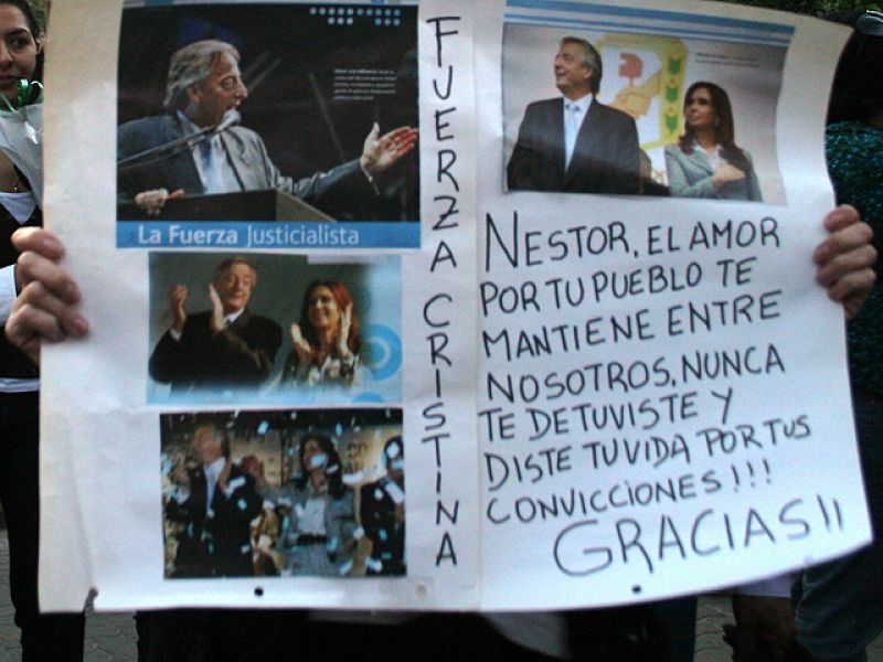 Miles de argentinos muestran su luto por la muerte del ex presidente Néstor Kirchner