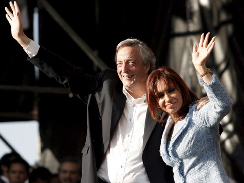 Miles de argentinos despiden a Kirchner ante su esposa bajo el grito de 'Vamos Cristina'