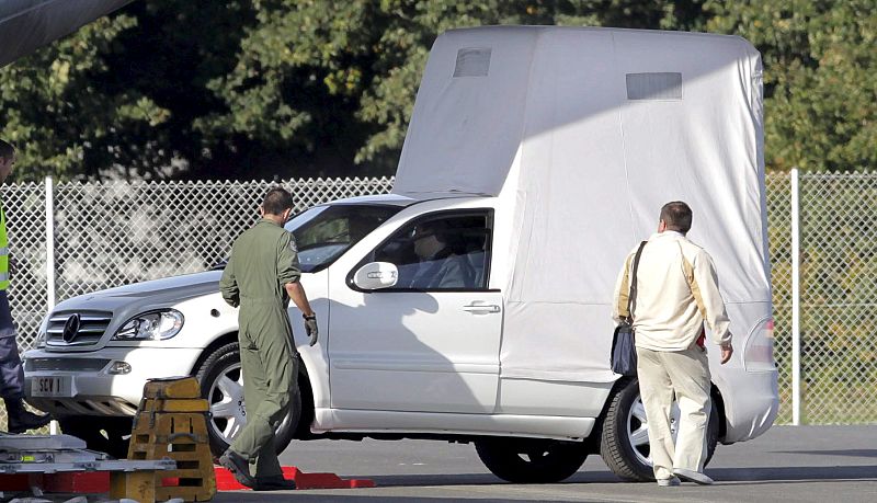 El papamóvil llega a Santiago de Compostela a bordo de un avión del Ejército español