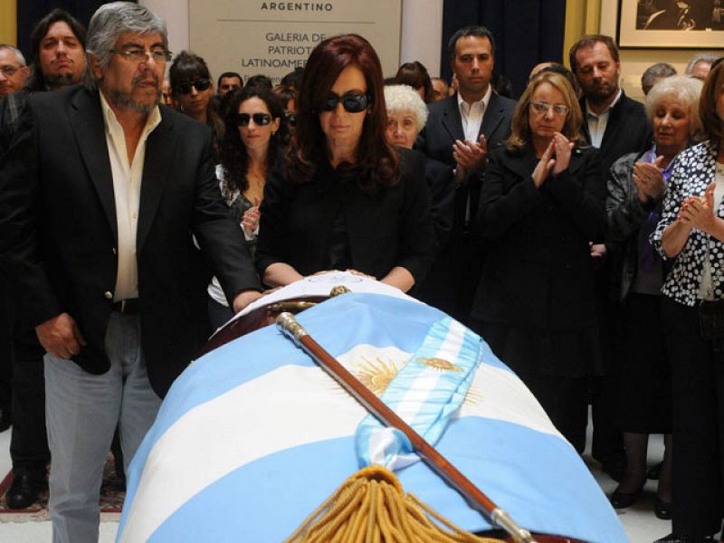 Argentina se vuelca con su presidenta en el adiós a Kirchner e inicia un periodo de incertidumbre
