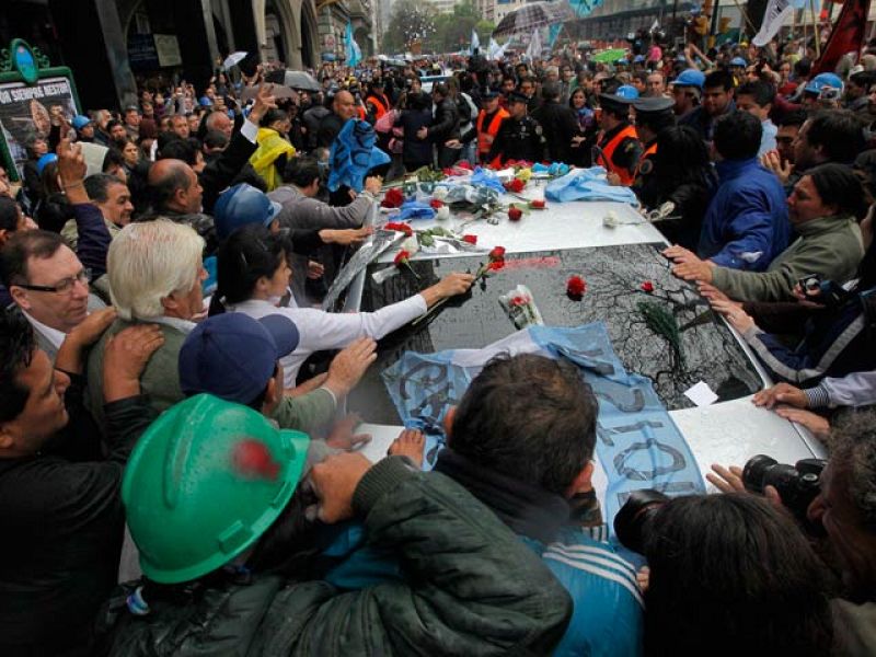 Una multitud acompaña al cortejo fúnebre de Néstor Kirchner por las calles de Buenos Aires