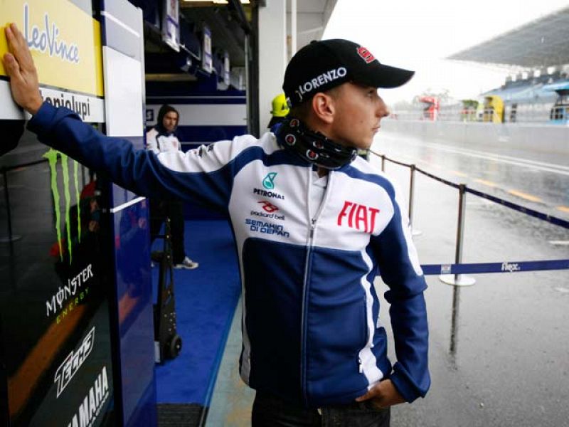 Jorge Lorenzo consigue la pole en Estoril tras la suspensión de los oficiales por la lluvia