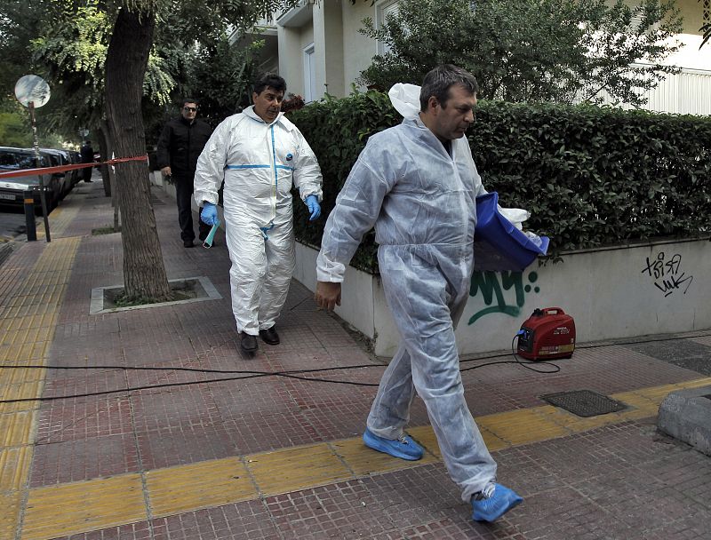 Estallan dos bombas en las embajadas de Suiza y Rusia en Atenas y hallan 3 paquetes sospechosos