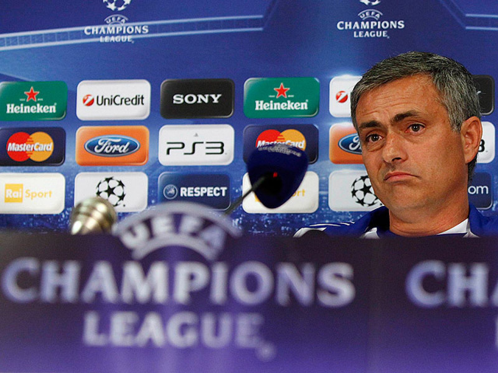 José Mourinho, técnico del Real Madrid, admitió que debe "escapar de las emociones" en el regreso al estadio donde ganó todo con el Inter de Milán en los dos últimos años, y ve preparado a su equipo para romper la mala racha en San Siro, donde se med