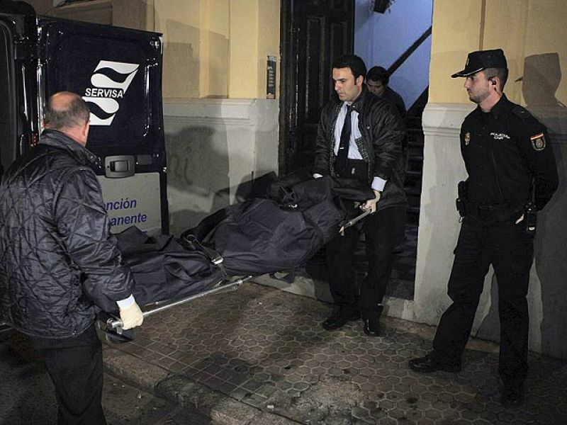 Muere en Sevilla una mujer presuntamente degollada por su pareja, que ha sido detenida