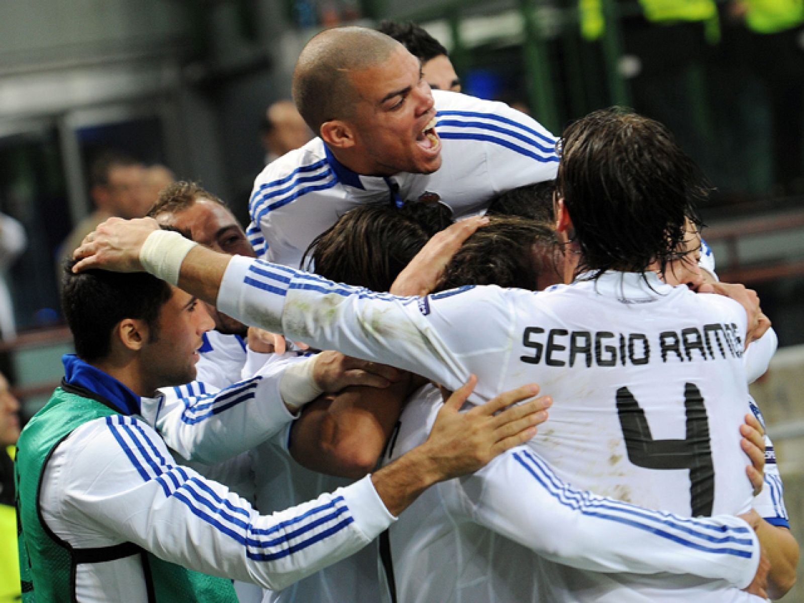 El Real Madrid ha empatado en San Siro en un trepidante partido que tuvo en su mano. Dos goles de Inzaghi pusieron por delante al Milan pero un postrero tanto de Pedro León dio el punto de la clasificación al Madrid.