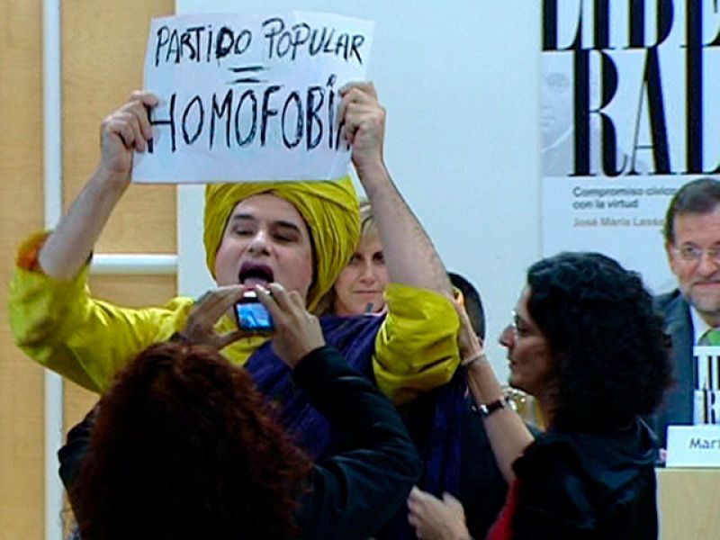 Shangay Lily irrumpe en un acto de Rajoy gritando "Basta de homofobia en el PP"